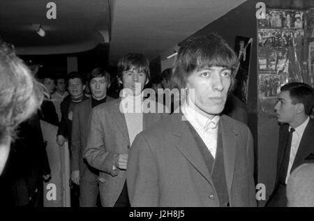 Bill Wyman, Keith Richards et Charlie Watts, les membres des Rolling Stones, dans le backstage du Golf-Drouot à Paris en 1965. Photo André Crudo Banque D'Images