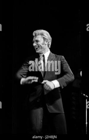 Johnny Hallyday l'exécution à l'Olympia de Paris Hall en novembre 1965. Photo André Crudo Banque D'Images