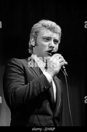 Johnny Hallyday l'exécution à l'Olympia de Paris Hall en novembre 1965. Photo André Crudo Banque D'Images