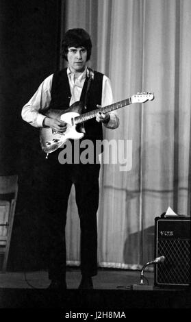 Ray Davies, membre du groupe de rock britannique The Kinks, sur la scène de l'Olympia de Paris en 1964. Photo André Crudo Banque D'Images