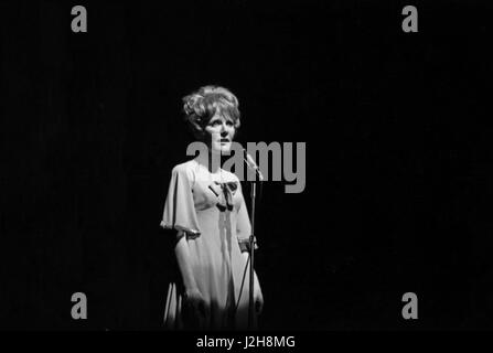 Petula Clark à l'Olympia de Paris réalisation Hall en avril 1965. Photo André Crudo Banque D'Images