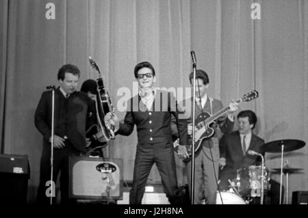 Chanteur américain Roy Orbison l'exécution à l'Olympia à Paris en mars 1965. Photo André Crudo Banque D'Images