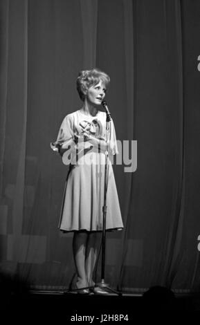 Petula Clark à l'Olympia de Paris réalisation Hall en avril 1965. Photo André Crudo Banque D'Images