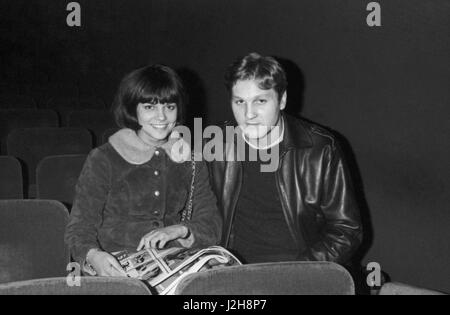 Chantal Goya et Jean-Jacques debout à l'Olympia de Paris Hall en 1966. Photo André Crudo Banque D'Images