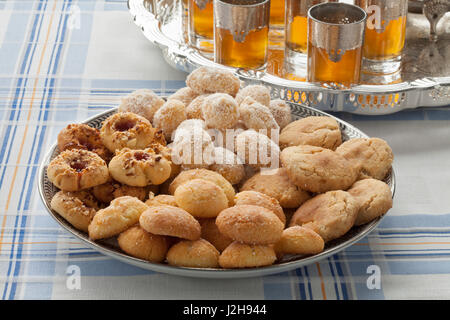 Variété traditionnelle de marocain fête cookies et thé à la menthe Banque D'Images