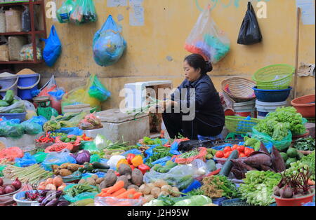 Femme non identifiée vend des légumes dans le vieux quartier de Hanoi au Vietnam. Banque D'Images