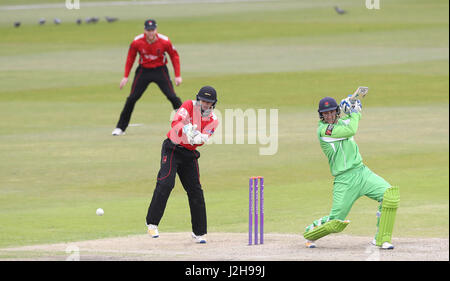 Liam du Lancashire Livingstone hits out vu par le Leicestershire wicketkeeper Lewis Hill au cours de la Royal London un jour Cup match à Old Trafford, Manchester. Banque D'Images