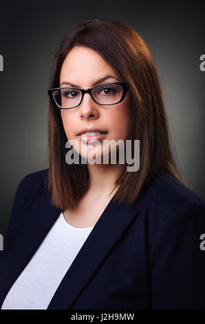 Studio portrait d'une belle femme d'affaires. Banque D'Images
