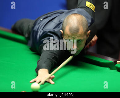 Barry Hawkins dans sa correspondance avec John Higgins sur quatorze jours du championnat du monde de snooker Betfred à The Crucible Theatre, Sheffield. Banque D'Images