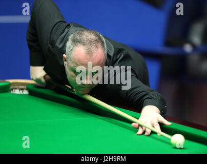 John Higgins dans son match avec Barry Hawkins sur quatorze jours du championnat du monde de snooker Betfred à The Crucible Theatre, Sheffield. Banque D'Images