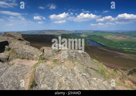 Vue d'été de gagner la colline Ladybower reservoir, Derwent Valley, Derbyshire, parc national de Peak District, England, UK Banque D'Images
