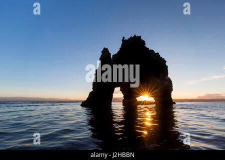 Hvitserkur, 15 m de haut le long de la pile basaltiques de la côte est de la péninsule de Vatnsnes, nord-ouest de l'Islande Banque D'Images