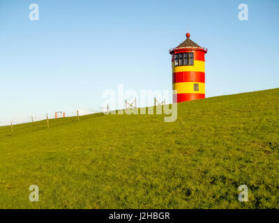 Pilsum, Allemagne - 6 décembre 2014 : situé près de la côte en particulier pour ses couleurs jaune et rouge à rayures. Il est situé sur un obstacle Banque D'Images