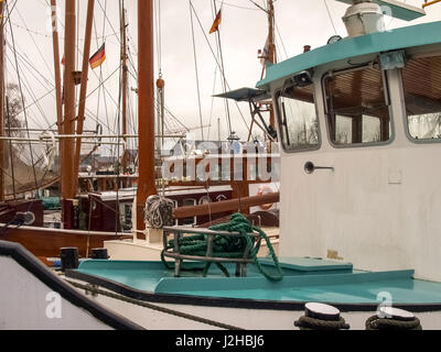 Leer, Allemagne - le 8 décembre 2014 : Ancient bateaux amarrés dans la marina. L'exposition au public est gratuit pour les touristes. Banque D'Images