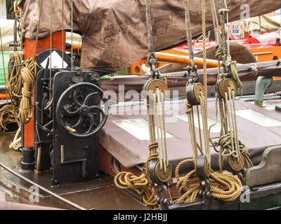 Leer, Allemagne - le 8 décembre 2014 : Ancient bateaux amarrés dans la marina. L'exposition au public est gratuit pour les touristes. Banque D'Images