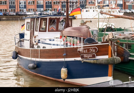 Leer, Allemagne - le 8 décembre 2014 : Ancient bateaux amarrés dans la marina. L'exposition au public est gratuit pour les touristes. Banque D'Images