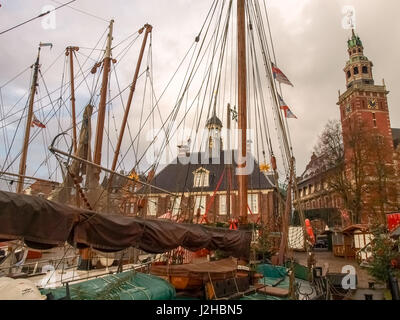 Leer, Allemagne - le 8 décembre 2014 : Ancient bateaux amarrés dans la marina. L'exposition au public est gratuit pour les touristes. Banque D'Images