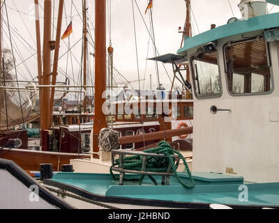 Leer, Allemagne - le 8 décembre 2014 : Ancient bateaux amarrés dans la marina. L'exposition au public est gratuit pour les touristes. Banque D'Images