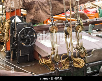 Leer, Allemagne - le 8 décembre 2014 : Ancient bateaux amarrés dans la marina. L'exposition au public est gratuit pour les touristes. Banque D'Images