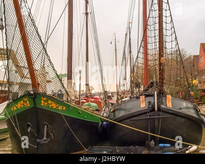 Leer, Allemagne - le 8 décembre 2014 : Ancient bateaux amarrés dans la marina. L'exposition au public est gratuit pour les touristes. Banque D'Images