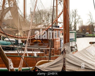 Leer, Allemagne - le 8 décembre 2014 : Ancient bateaux amarrés dans la marina. L'exposition au public est gratuit pour les touristes. Banque D'Images