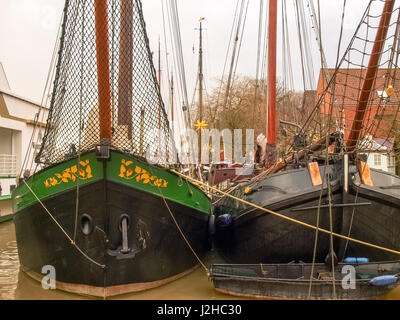 Leer, Allemagne - le 8 décembre 2014 : Ancient bateaux amarrés dans la marina. L'exposition au public est gratuit pour les touristes. Banque D'Images