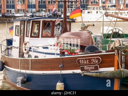 Leer, Allemagne - le 8 décembre 2014 : Ancient bateaux amarrés dans la marina. L'exposition au public est gratuit pour les touristes. Banque D'Images