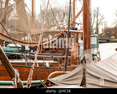 Leer, Allemagne - le 8 décembre 2014 : Ancient bateaux amarrés dans la marina. L'exposition au public est gratuit pour les touristes. Banque D'Images