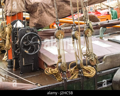 Leer, Allemagne - le 8 décembre 2014 : Ancient bateaux amarrés dans la marina. L'exposition au public est gratuit pour les touristes. Banque D'Images