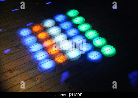 Disco lights colorés sur la piste de danse dans une discothèque sans personnes Banque D'Images