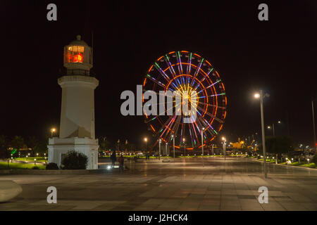 BATUMI, GÉORGIE - Oct 7, 2016 : vue de la nuit de Batoumi. La grande roue et le phare sur station boulevard. Seotember Banque D'Images