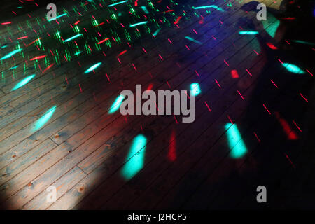 Disco lights colorés sur la piste de danse dans une discothèque sans personnes Banque D'Images