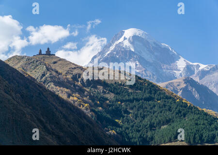 Le mont Kazbek, vue de ville Stepantsminda en Géorgie. C'est l'une des principales montagnes du Caucase. Septembre Banque D'Images