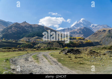 Le mont Kazbek, vue de ville Stepantsminda en Géorgie. C'est l'une des principales montagnes du Caucase. Septembre Banque D'Images