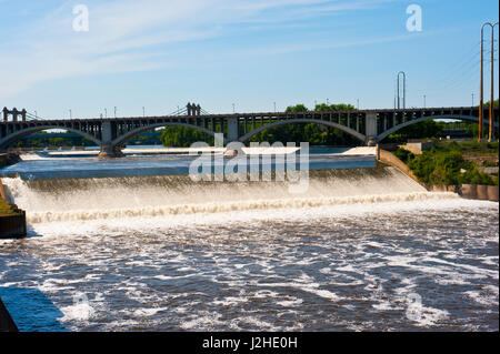 Minnesota, Minneapolis, St. Anthony Falls de Stone Arch Bridge Banque D'Images