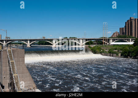 Minnesota, Minneapolis, St. Anthony Falls de Stone Arch Bridge Banque D'Images