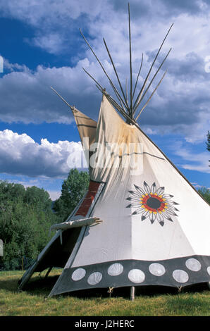 Tipi Blackfeet peint et décoré avec les Pieds-Noirs symbole circulaire et peint des points sur la bordure inférieure Banque D'Images