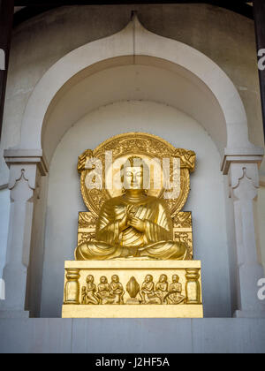 Sculpture Bouddha d'or sur la Pagode de la paix, Battersea Park, London, UK. Banque D'Images