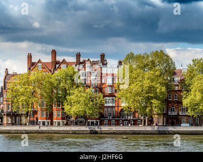 Maisons au bord de Chelsea Embankment, rive nord de la Tamise, Londres, Royaume-Uni. Banque D'Images
