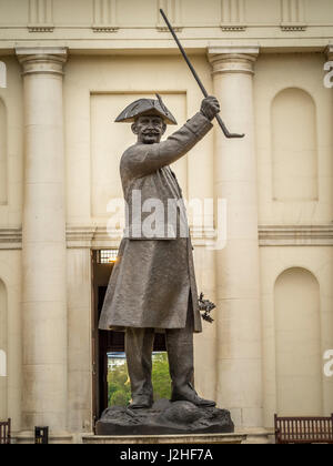 L 'In-Pensioner' statue en bronze d'un pensionné de Chelsea à l'extérieur de l'entrée nord de l'Hôpital Royal de Chelsea, London, UK Banque D'Images