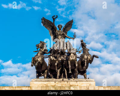 Wellington Arch (Decimus Burton), Hyde Park Corner, London, UK. Quadriga par Adrian Jones Banque D'Images