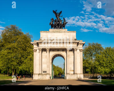 Wellington Arch (Decimus Burton), Hyde Park Corner, London, UK. Quadriga par Adrian Jones Banque D'Images