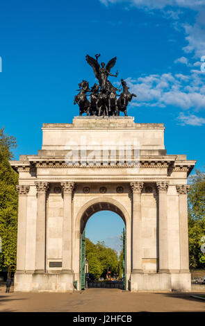 Wellington Arch (Decimus Burton), Hyde Park Corner, London, UK. Quadriga par Adrian Jones Banque D'Images