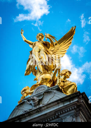 Victoire ailée dorée en haut de l'Édifice commémoratif Victoria, London, UK. Banque D'Images