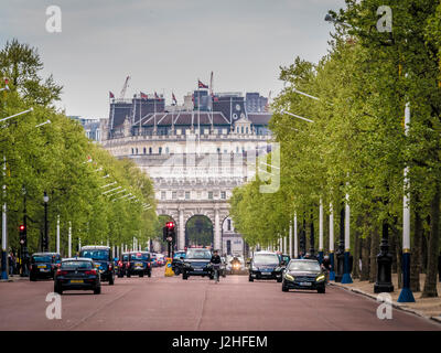 Vue vers le bas le centre commercial vers l'Admiralty Arch à partir de l'Édifice commémoratif Victoria, London, UK. Banque D'Images