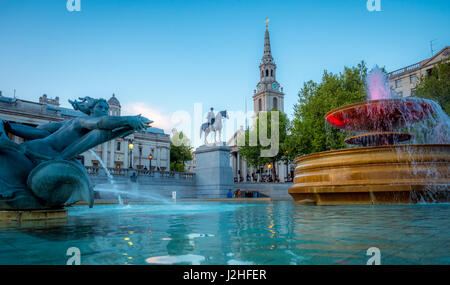 Fontaines de Trafalgar Square avec statue équestre du roi George IV et St Martin-in-the-Fields church. Londres, Royaume-Uni. Banque D'Images