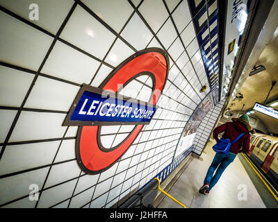 La station de métro Leicester Square station sur le logo wall, Londres, Royaume-Uni. Banque D'Images