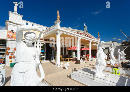 Grotte de Psychro, Grèce - 15 octobre 2016 : les statues en céramique Creta entreposer près d'La Grotte de Zeus dans une façade sud-ouest de la plateau de Lassithi Banque D'Images