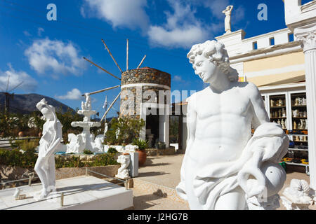 Grotte de Psychro, Grèce - 15 octobre 2016 : les statues en céramique Creta entreposer près d'La Grotte de Zeus dans une façade sud-ouest de la plateau de Lassithi Banque D'Images