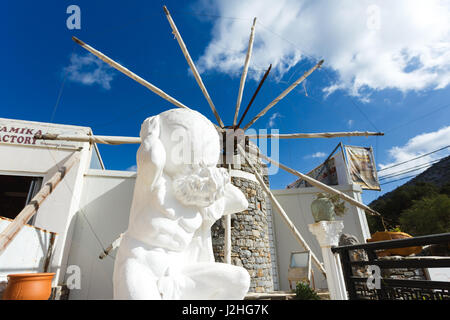 Grotte de Psychro, Grèce - 15 octobre 2016 : les statues en céramique Creta entreposer près d'La Grotte de Zeus dans une façade sud-ouest de la plateau de Lassithi Banque D'Images